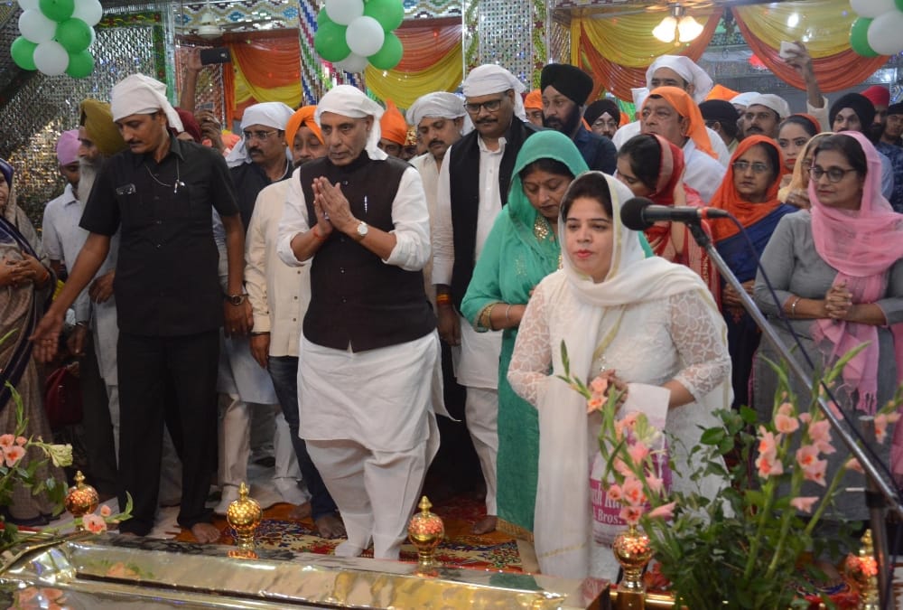rajnath singh in gurudwara in lucknow.