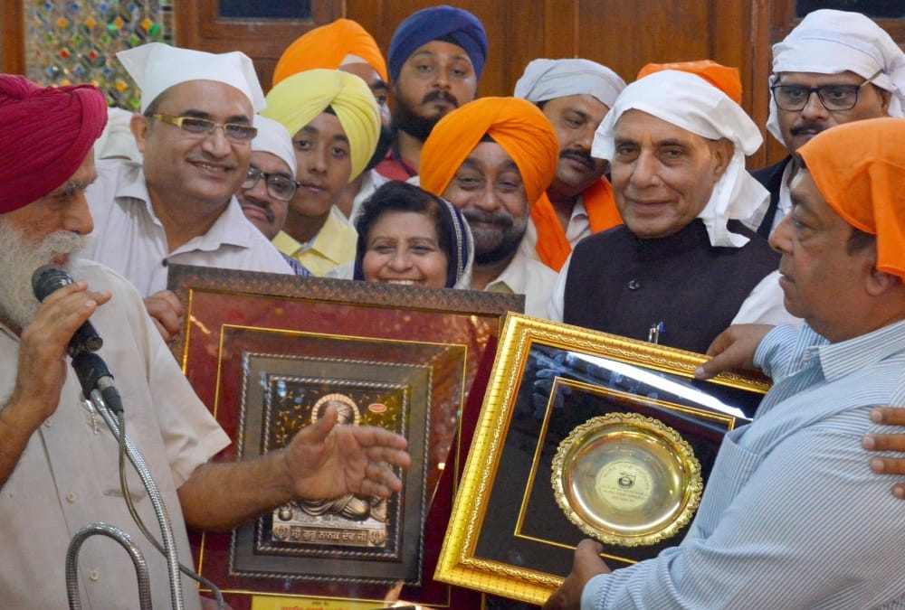 rajnath singh in gurudwara in lucknow.