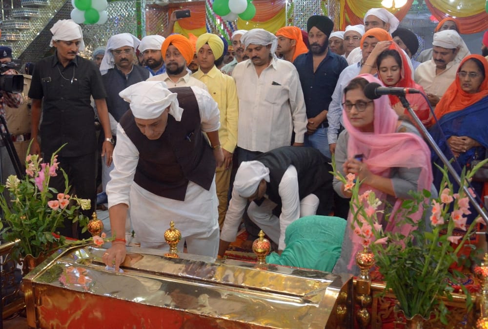 rajnath singh in gurudwara in lucknow.