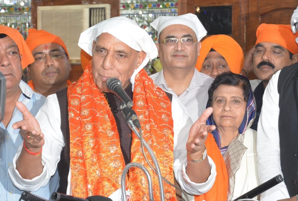 rajnath singh in gurudwara in lucknow.