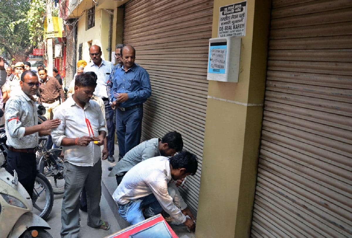 issue of Amar Colony hotys up committee annoyed