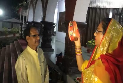 CM shivraj singh chauhan celebrate karva chauth with wife sadhana singh 
