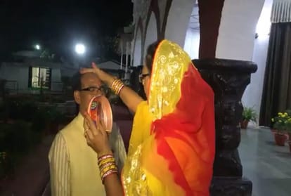 CM shivraj singh chauhan celebrate karva chauth with wife sadhana singh 