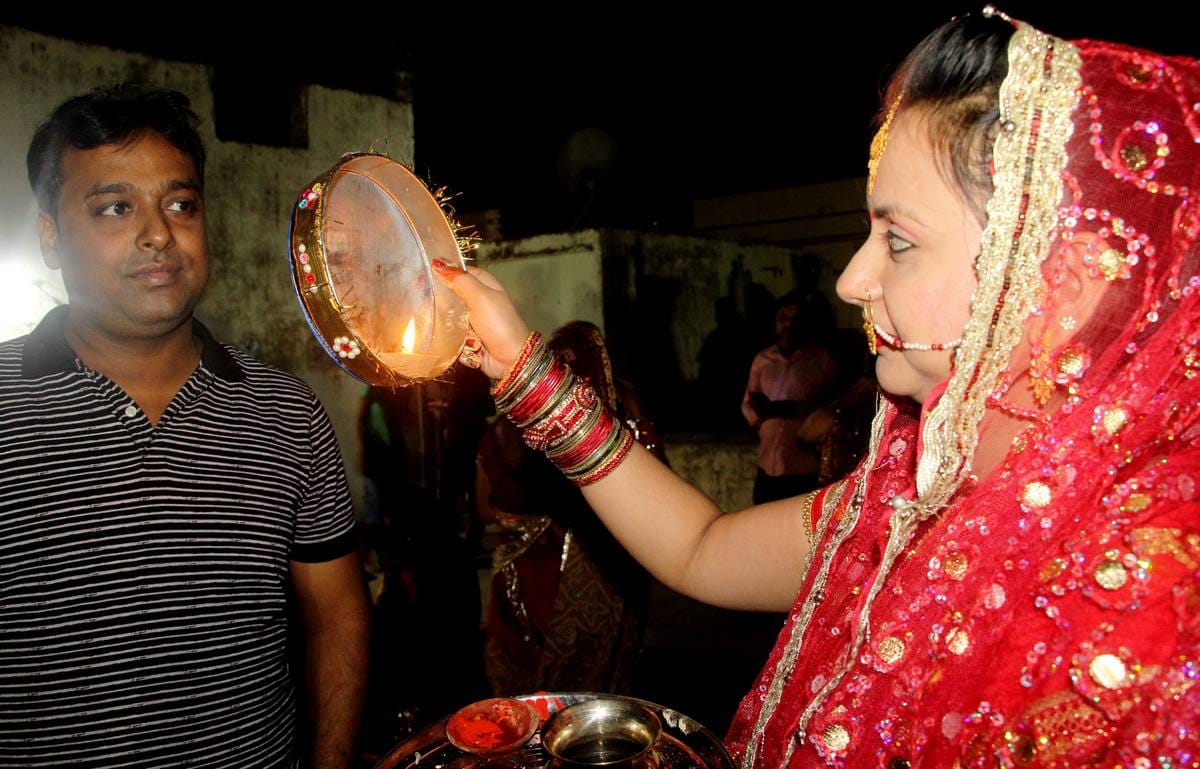 Karwa chauth 2018 wife fast for her husband in varanasi