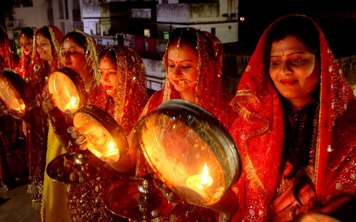 Karwa chauth 2018 wife fast for her husband in varanasi