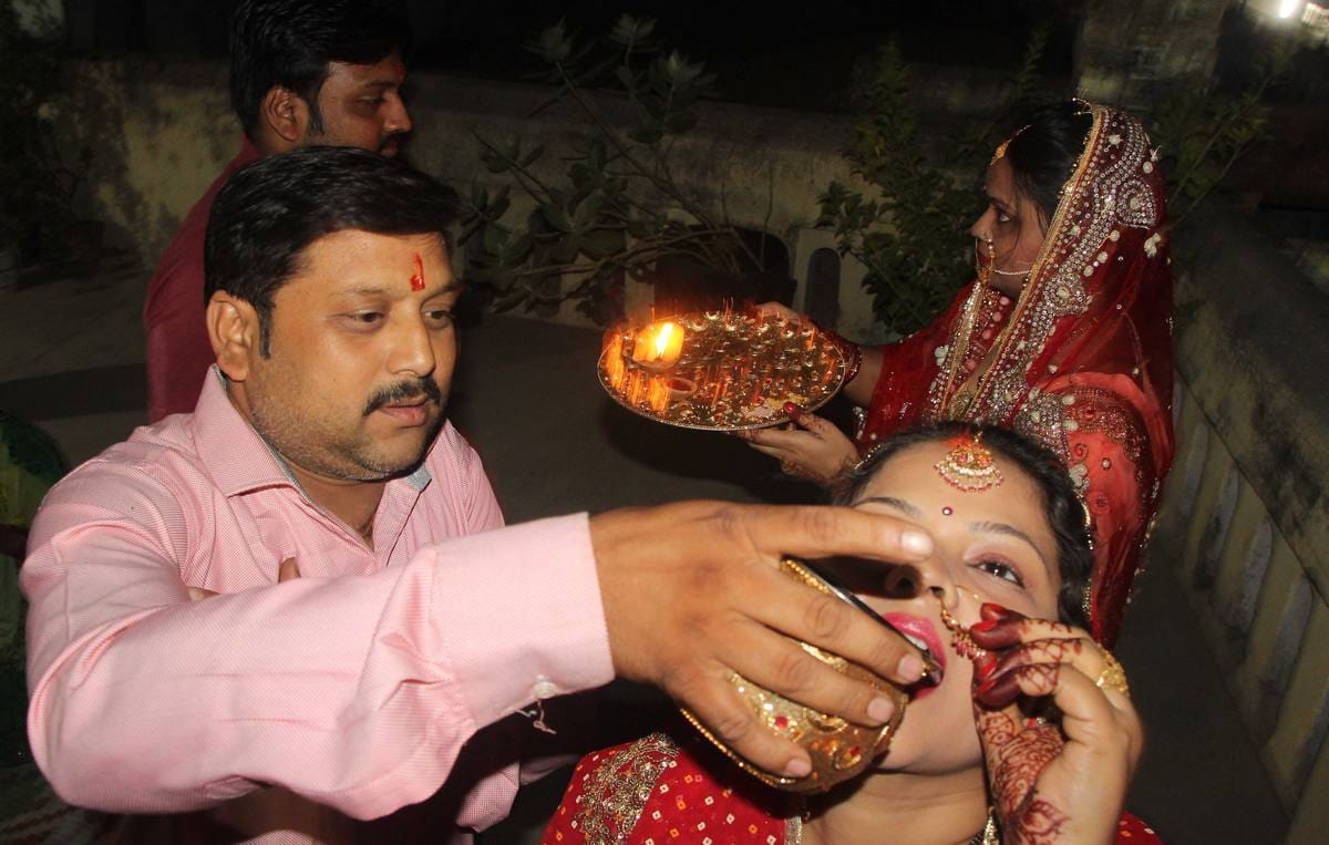 Karwa chauth 2018 wife fast for her husband in varanasi