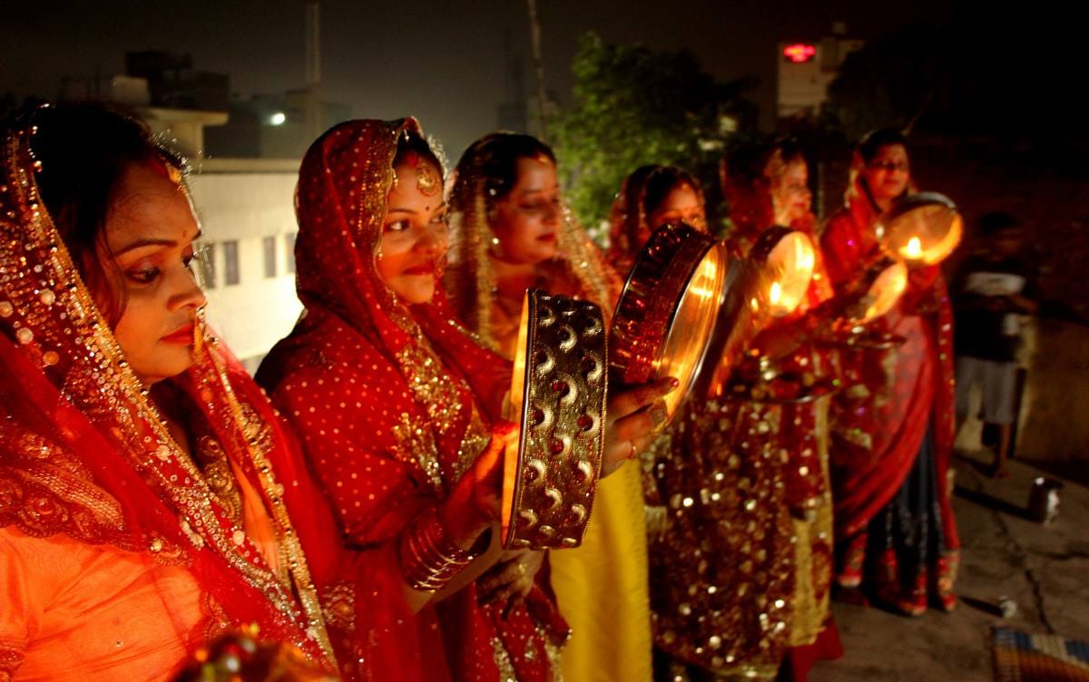 Karwa chauth 2018 wife fast for her husband in varanasi