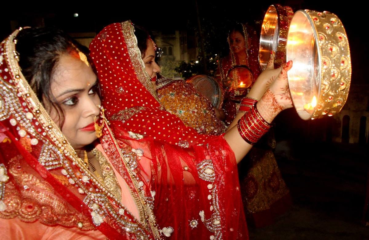 Karwa chauth 2018 wife fast for her husband in varanasi