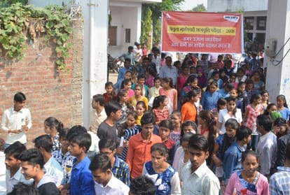 Students gave the Atul Maheshwari Scholarship Examination in firozabad