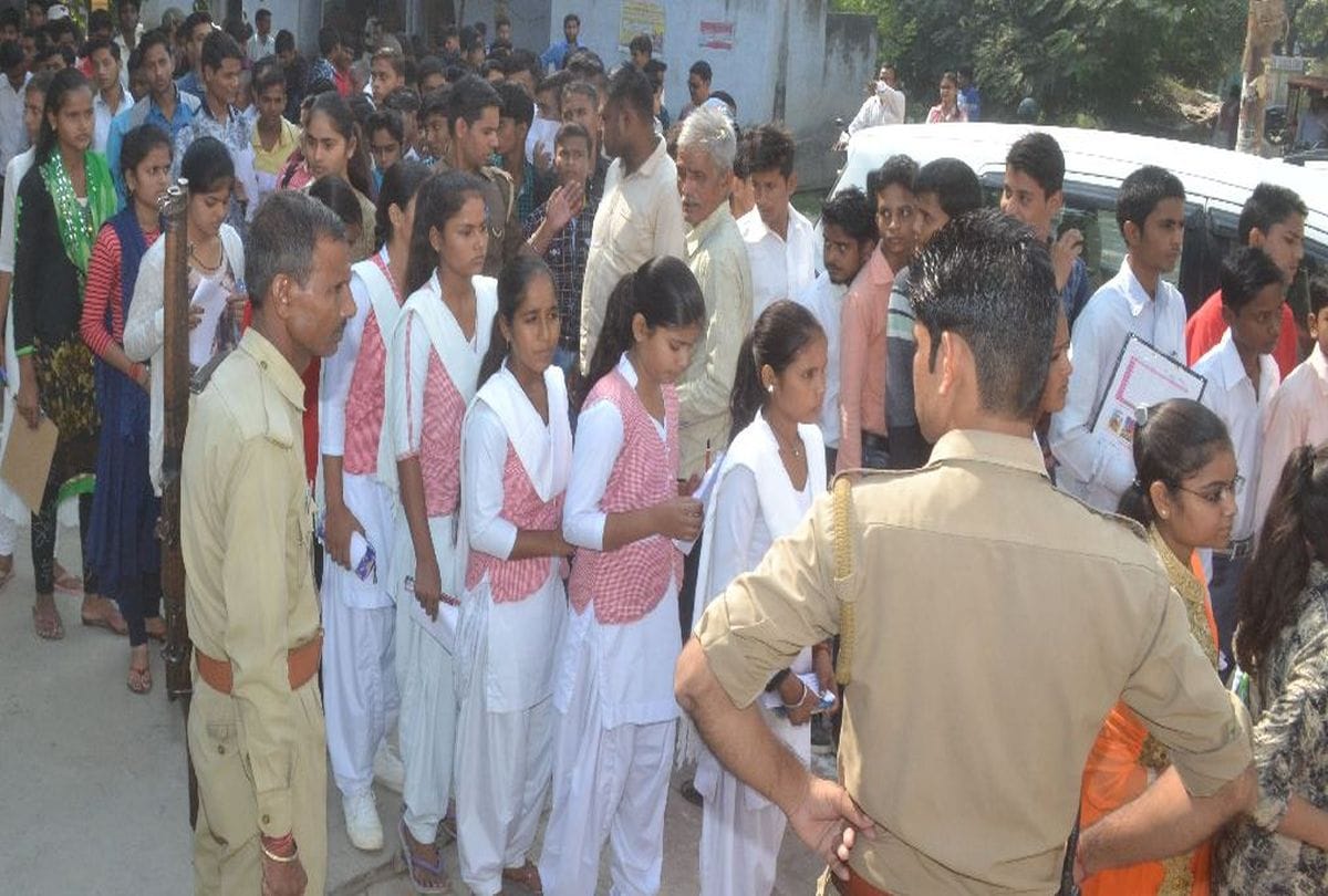 Students gave the Atul Maheshwari Scholarship Examination in etah