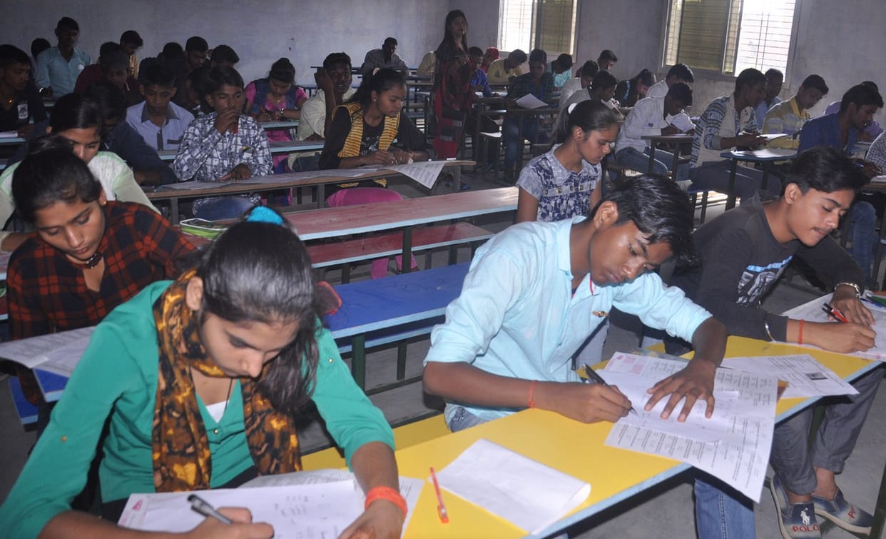 प्रश्नपत्र देखकर खिले प्रतियोगियों के चेहरे