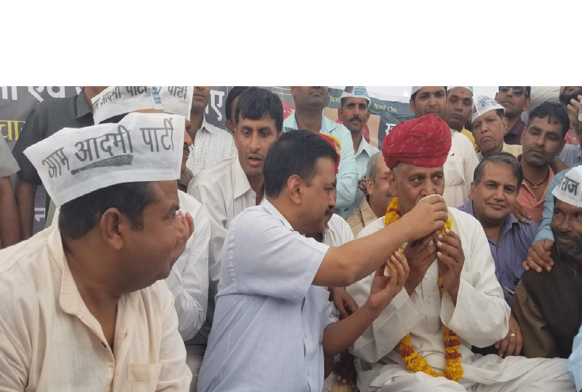 Arvind Kejriwal breaks hunger strike of  farmer leader Rampal Jat