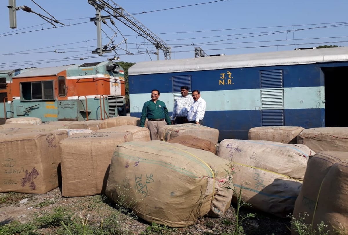 train driver left for railways yard leaving some doaches on bareilly junction