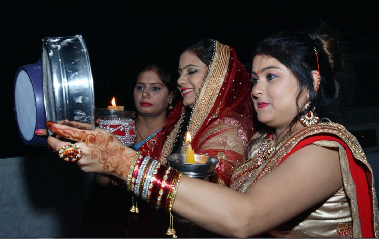Seeing the moon, opened the vows opened by suhagin