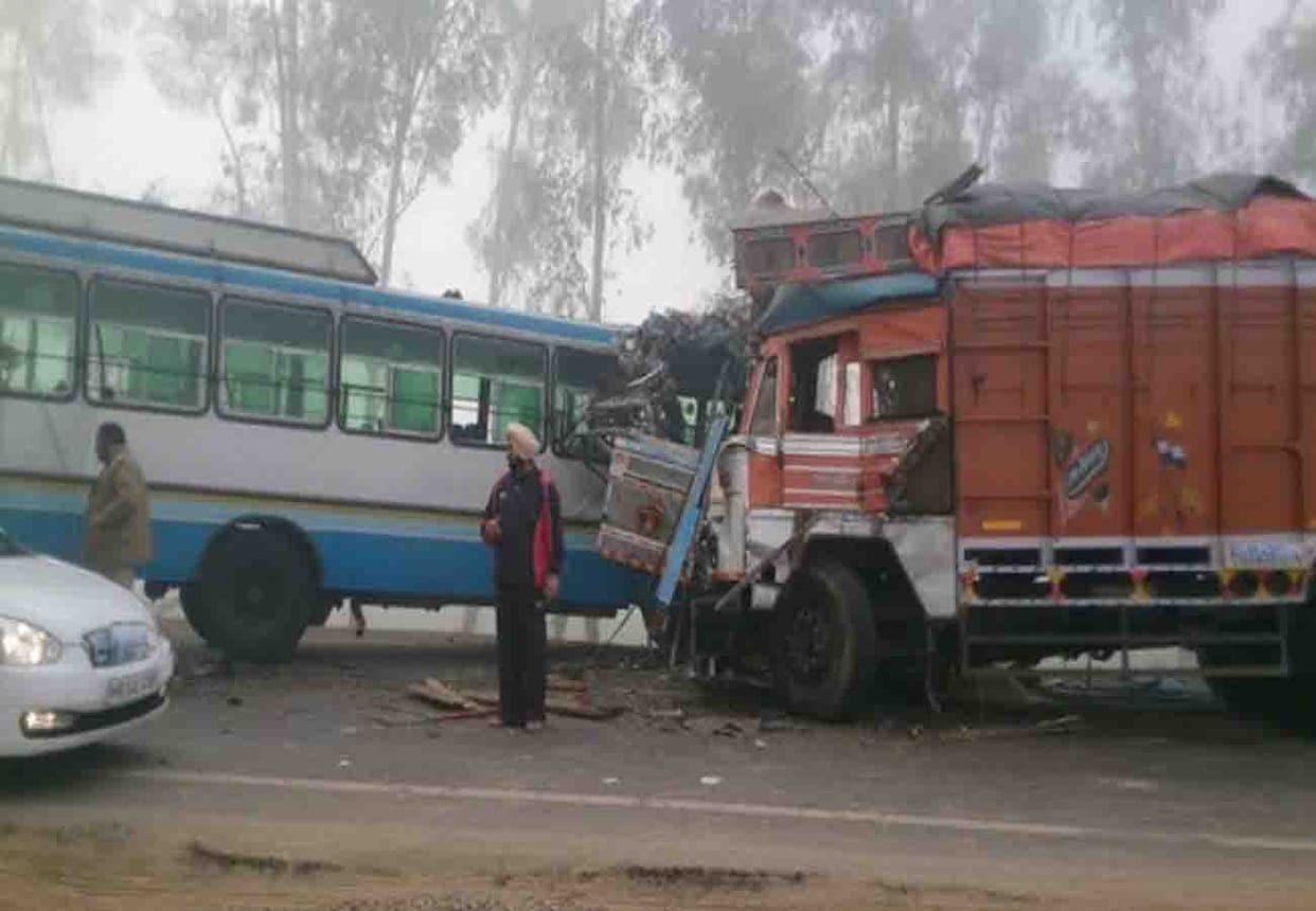 Road accident in farrukhabad, 25 people injured