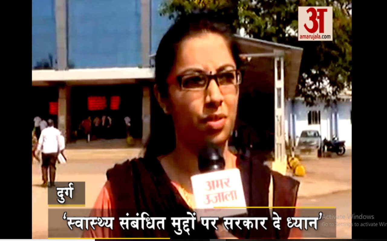 अपना पक्ष रखती महिला