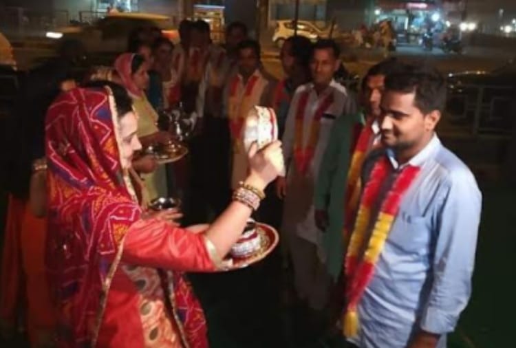 women see the face of husbands sitting on strike in fatehabad