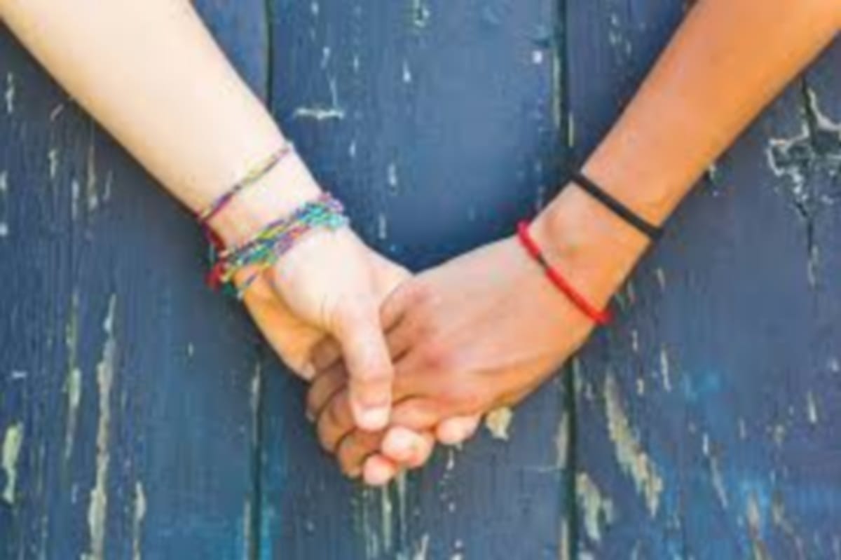Two Homosexual Girls run away after fallen in love at uttar pradesh news