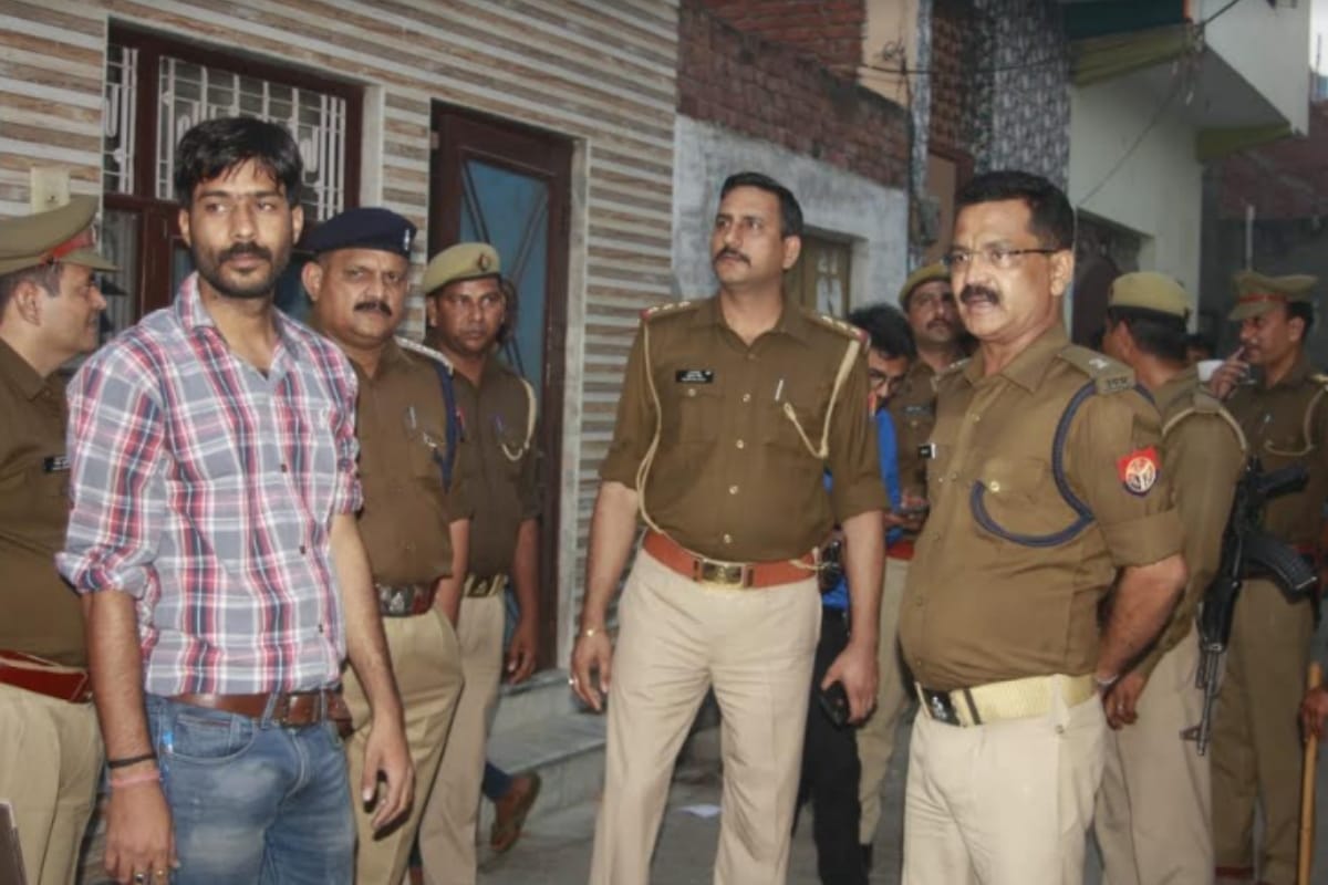 Police raid on illegal firecrackers factory in meerut lakh of goods recovered