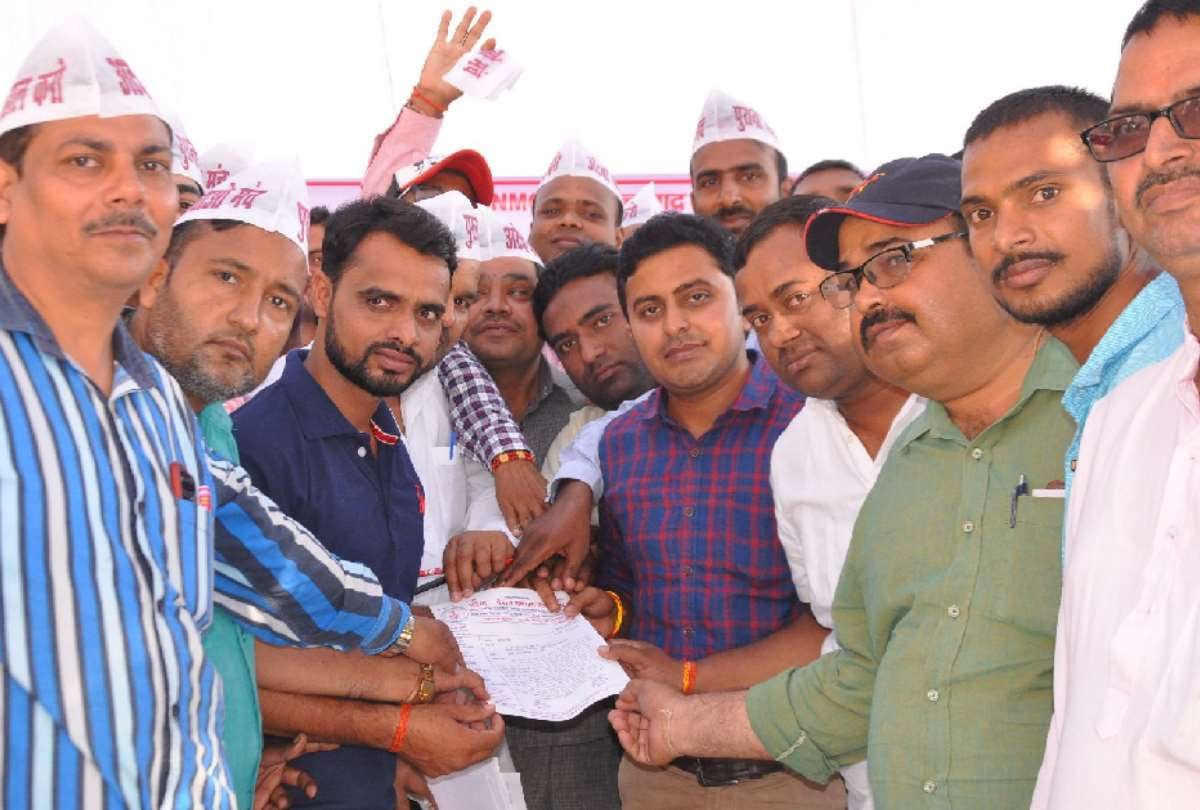 employees protesting in front of bjp mp house