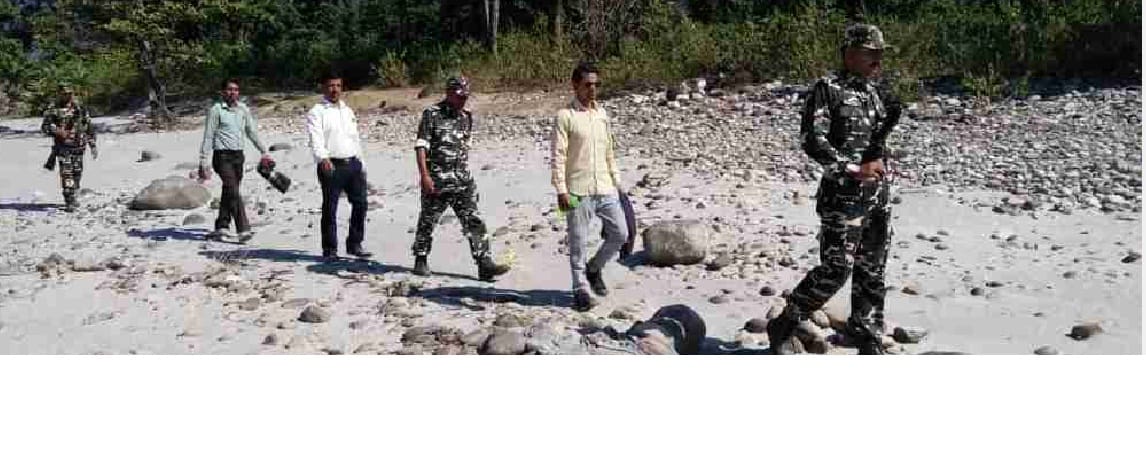 Instructed people who have been moving through illegal roads and left them