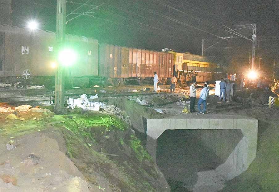 नंदानगर अंडरपास तैयार, देर रात दौड़ीं ट्रेनें