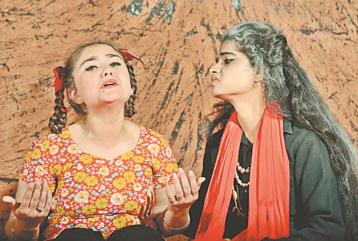 Dukh Dariya get best drama award in Agra