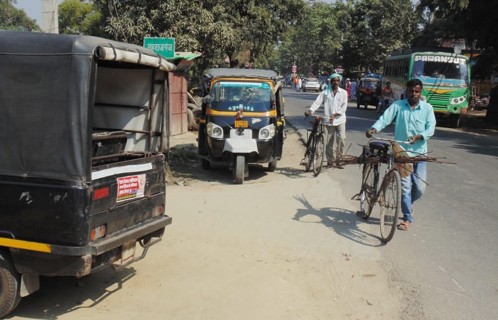 Taxi stand on standby, not missing facilities