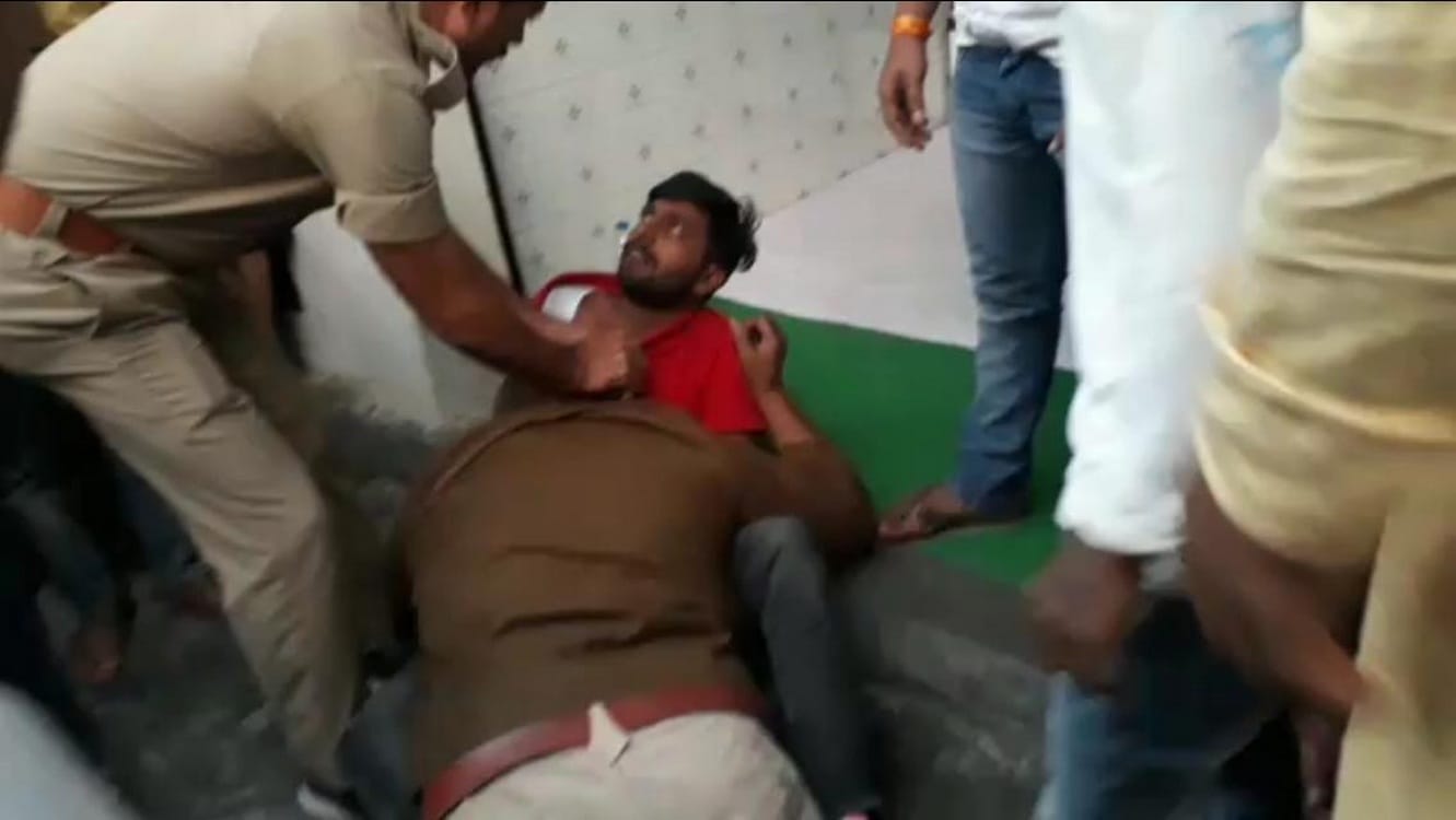UP police daroga and army man fight at ballia in uttar pradesh