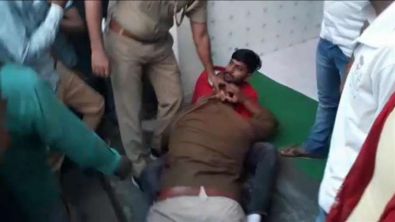 UP police daroga and army man fight at ballia in uttar pradesh
