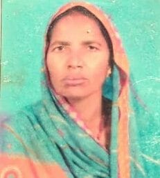गन्ना लदी ट्रैक्टर ट्राली पलटी, महिला की दबकर मौत