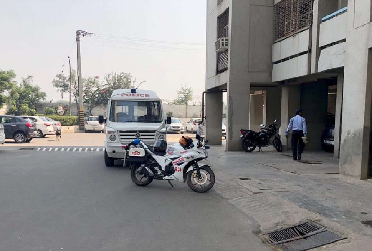 Husband stubborn about not pushing his wife in Pushed-Dead Wife In Gurugram