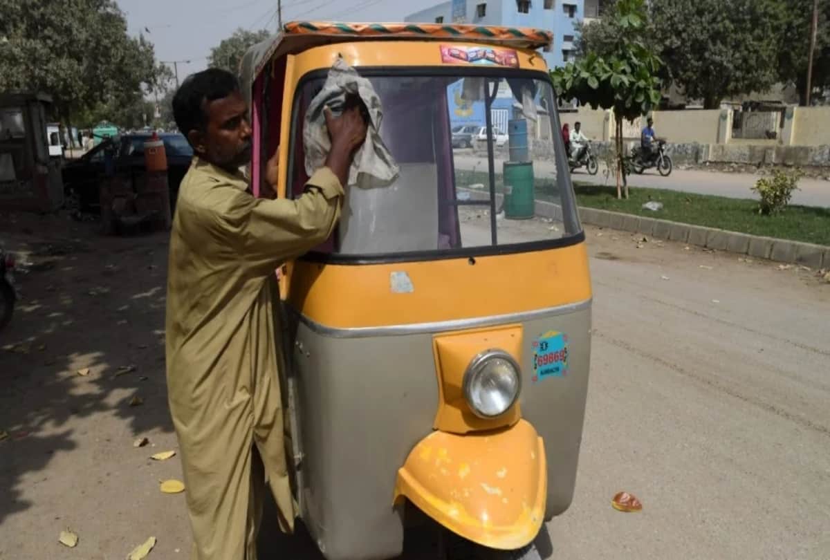 Three billion rupees credit in a Auto Driver accounts at Pakistan