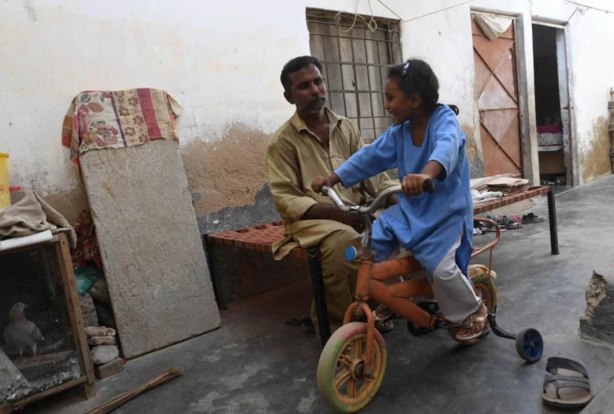 Three billion rupees credit in a Auto Driver accounts at Pakistan