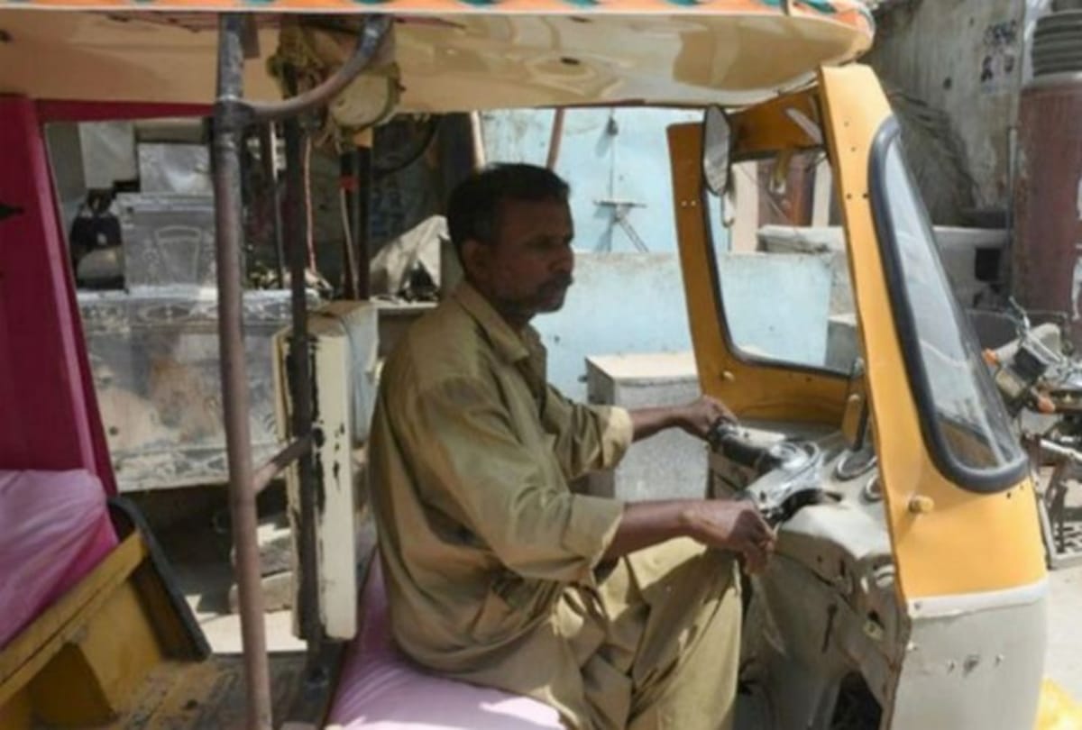 Three billion rupees credit in a Auto Driver accounts at Pakistan