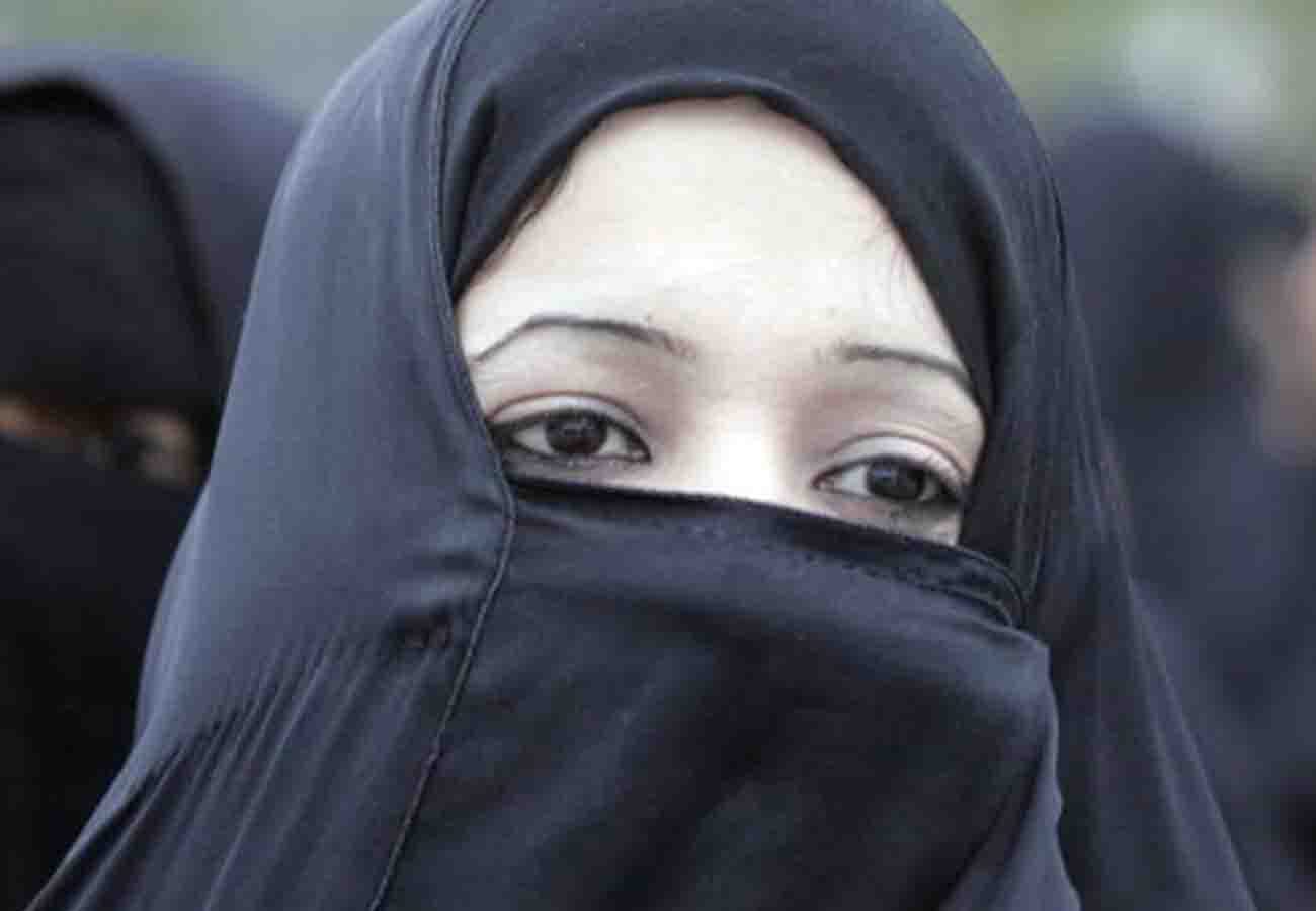 husband  divorce her wife on phone call