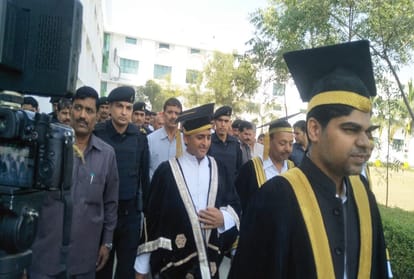 Akhilesh Yadav targets BJP in js university convocation