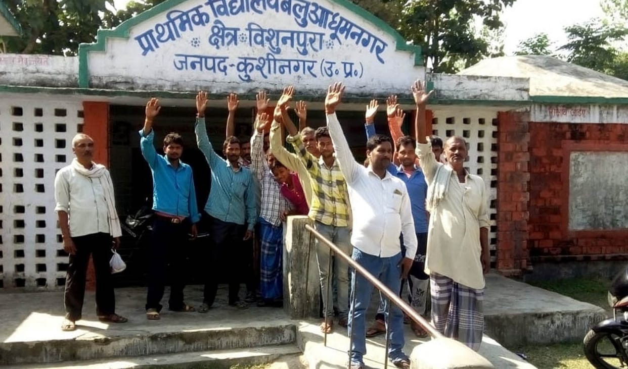 कॉलेज गेट के सामने शुरू हुआ धरना