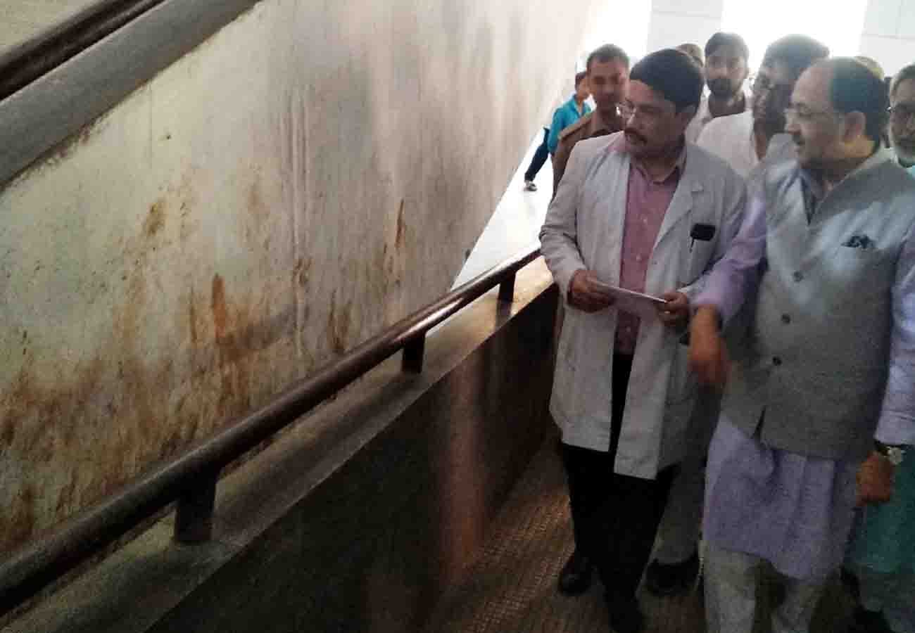 जिला अस्पताल का निरीक्षण करते स्वास्थ्य मंत्री