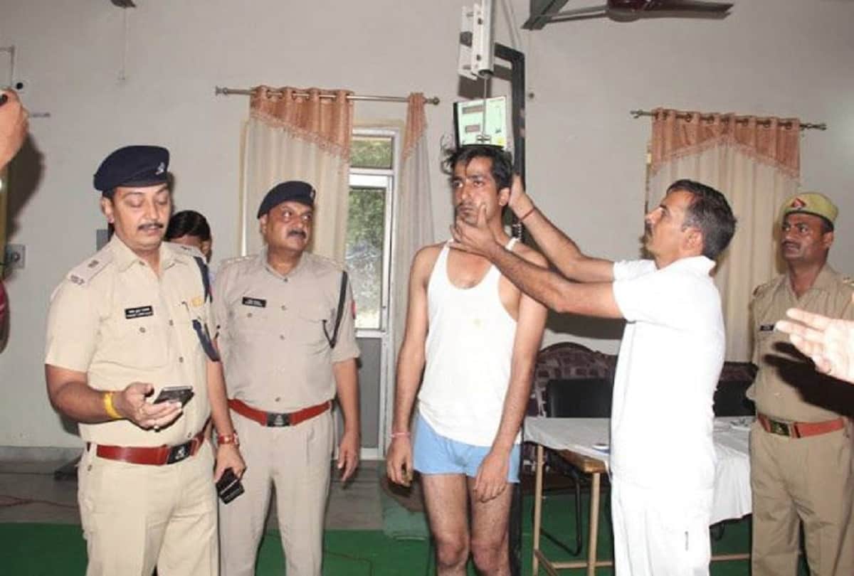 man applies henna to appear taller for up police recruitment in Physical Test