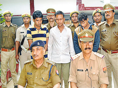 15 lakhs of liquor caught, three arrested