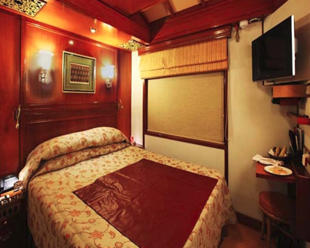 Worlds leading indian luxury maharajas express train facilities will surely pop your eyes out