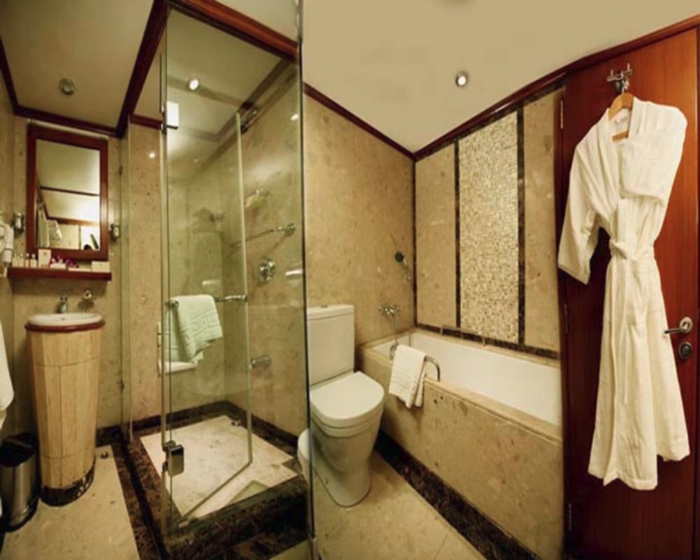Worlds leading indian luxury maharajas express train facilities will surely pop your eyes out
