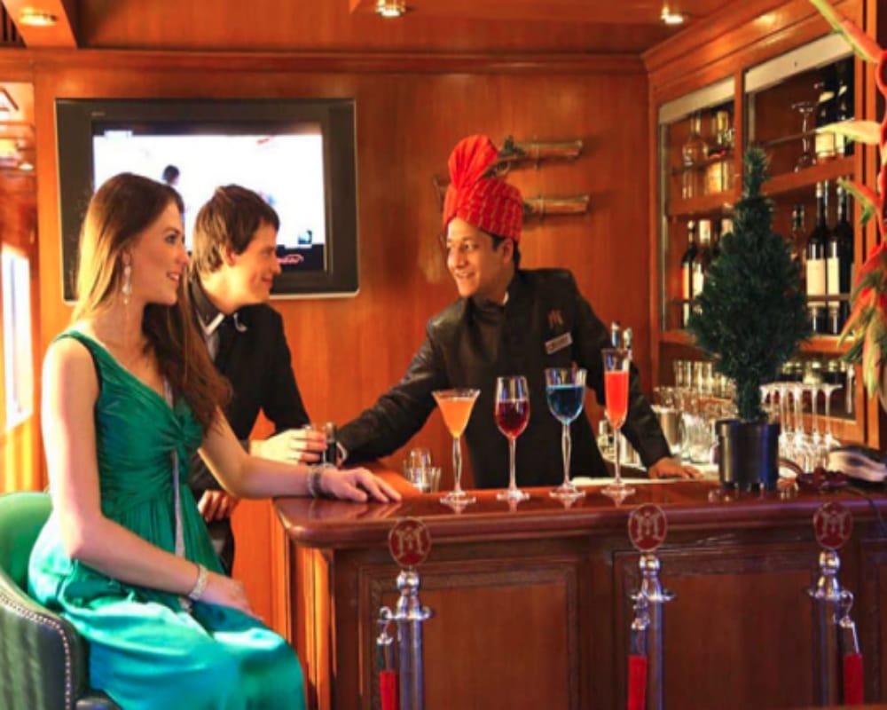 Worlds leading indian luxury maharajas express train facilities will surely pop your eyes out