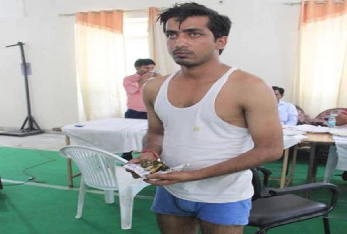 man applies henna to appear taller for up police recruitment in Physical Test