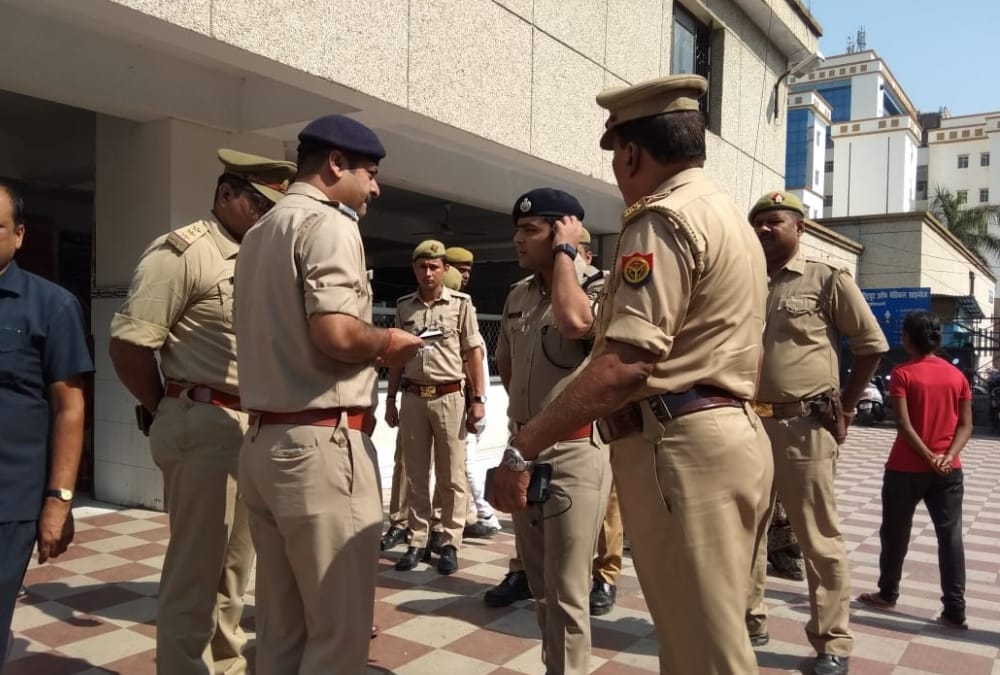 A cashier get shot in vibhuti khand in lucknow.