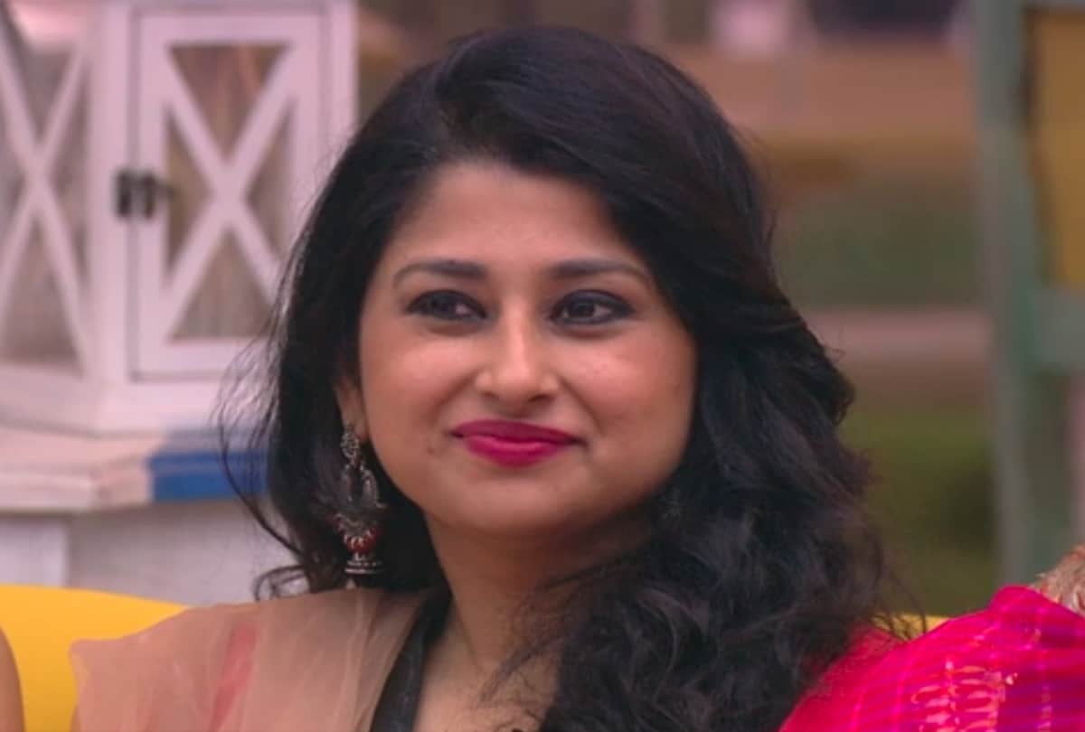 bigg boss saba khan arrives at home and photos with fans