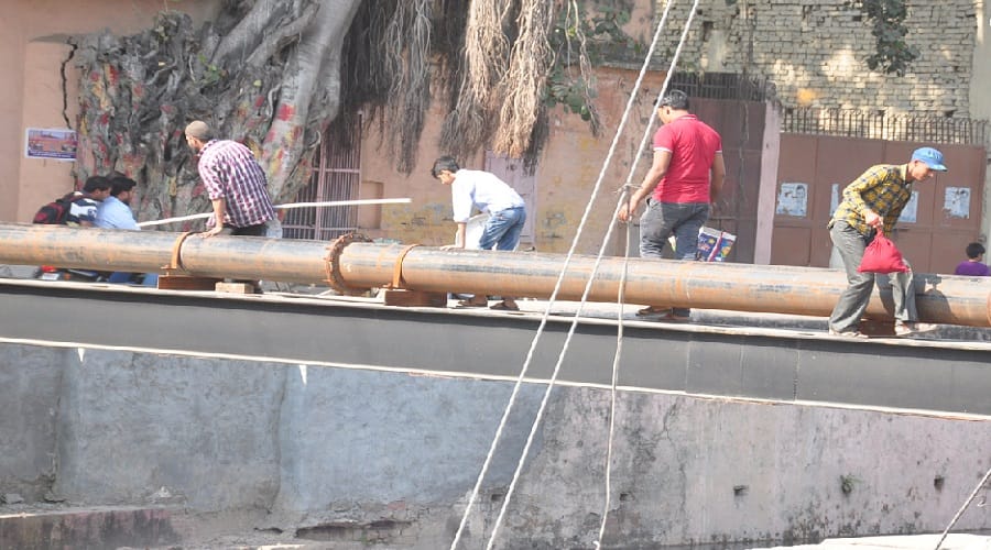 People of Saharanpur are walking on a broken bridge and the danger of the accident