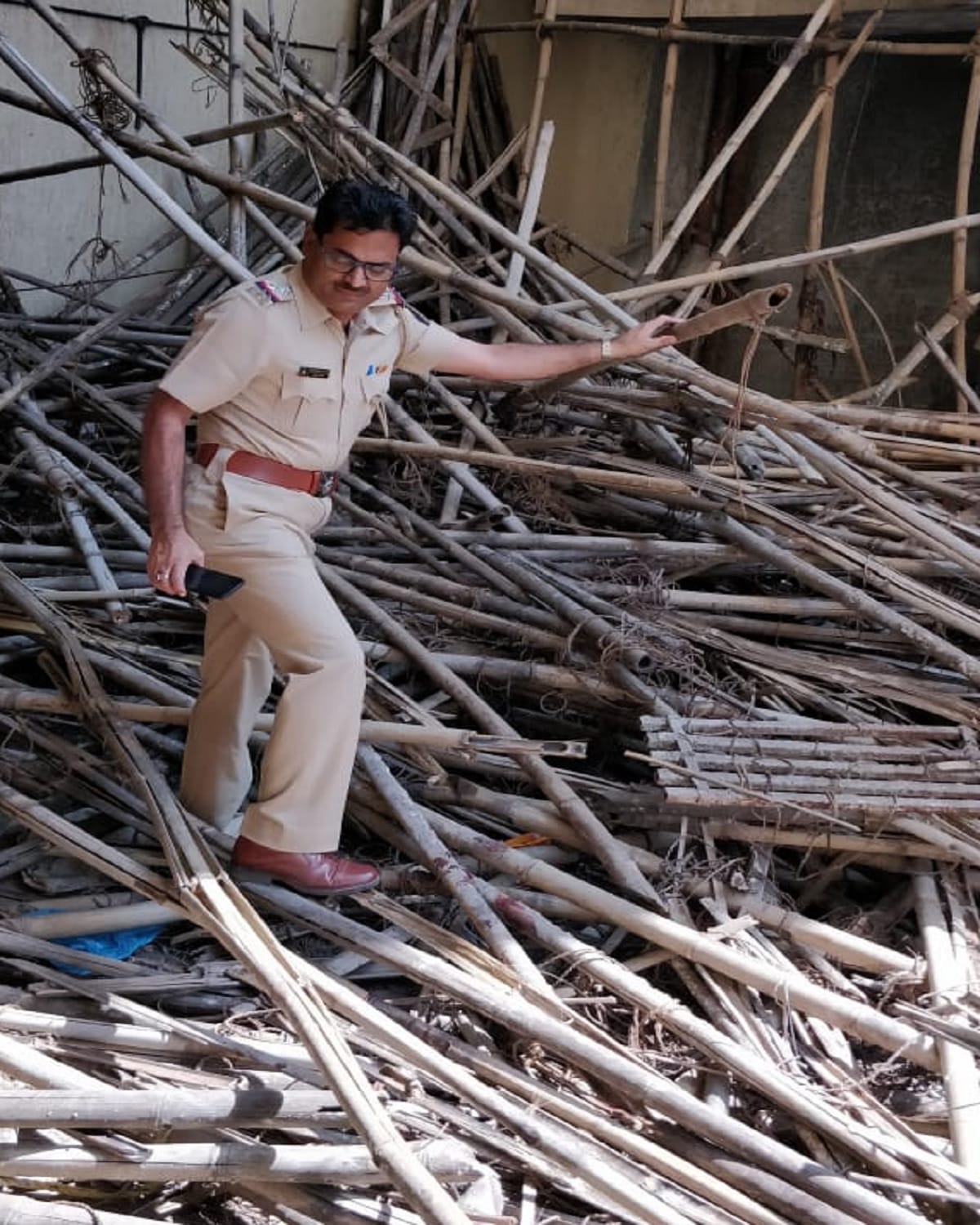 8 labourers injured after fell down from an old scaffolding in Thane