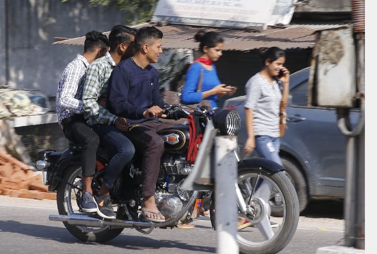 बुलेट पर बिना हेल्मेट ट्रिप्पल राइडिंग, बाइक में पटाखे बजाकर कर रहे छेड़खानी